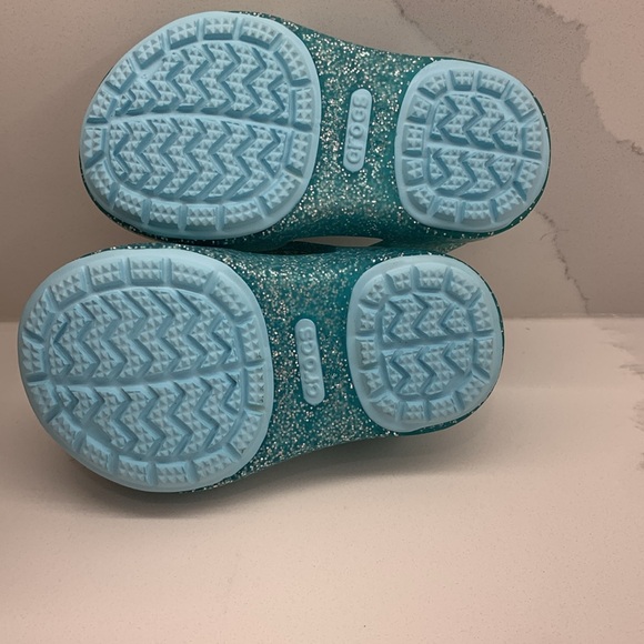 New Crocs Sandals sz 5 - Picture 4 of 6